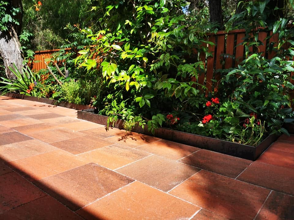 Steel garden edge